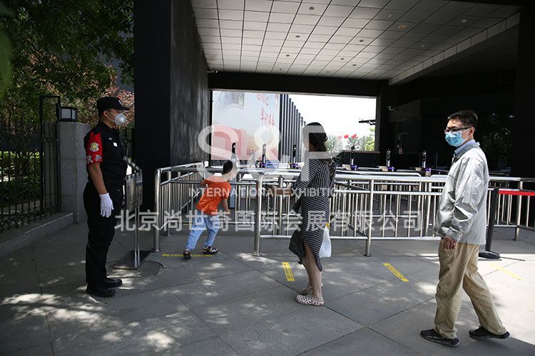 中國(guó)電影博物館入口處，觀眾保持安全距離入館。